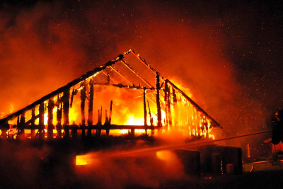 Astarada ikimərtəbəli ev yanıb