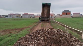 qum-çınqıl tökülür