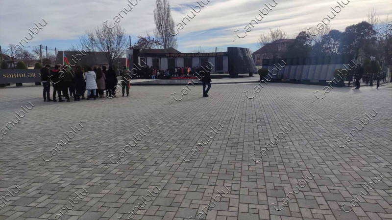 Lənkəranlı şagirdlər və müəllimlər Şəhidlər xiyabanında
