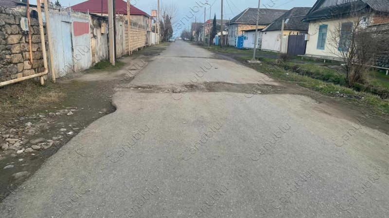 Lənkəran: bu küçənin yol örtüyündə çöküntülər əmələ gəlib