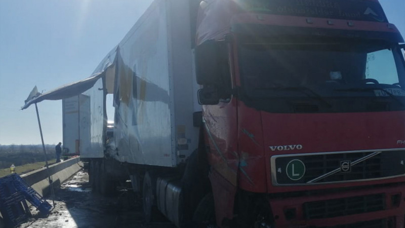 Masallı: kivi daşıyan yük maşını aşıb