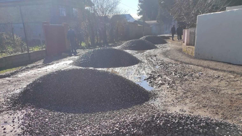 Masallı: xeyriyyəçilər məktəbə gedən yolu təmir etdilər