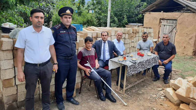 Ucqar kənddə yaşayan qazinin evinə gedən yol təmir edilir