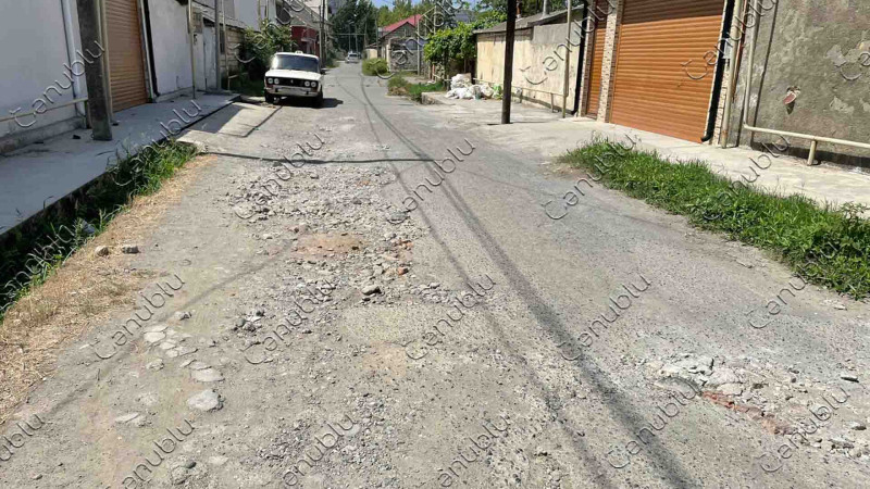 Molla Baba Axund küçəsinin dağılmış asfaltı