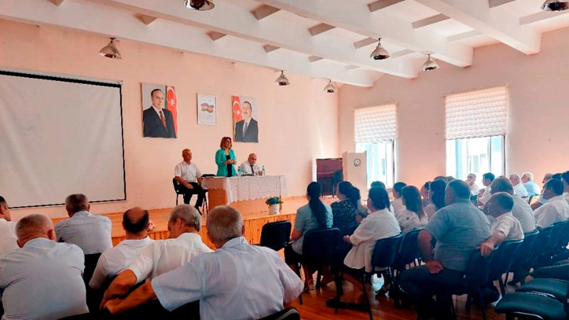 Ülviyyə Əliyeva məktəb direktorları ilə yeni tədris ilinə hazırlaşır