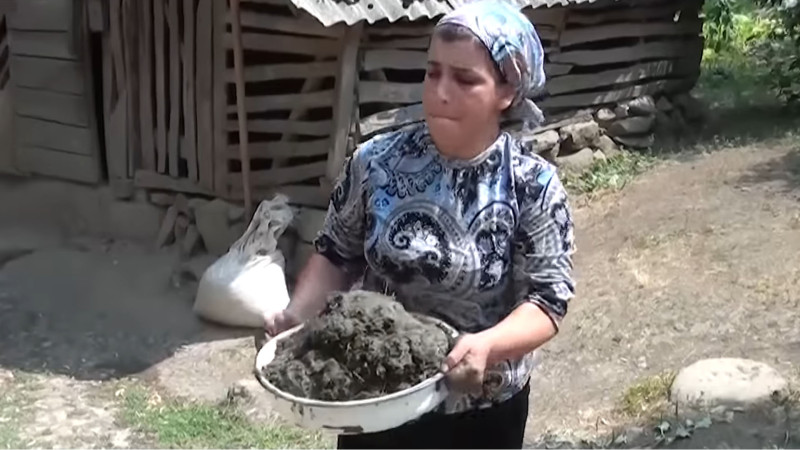 Astara: Sım kəndinin qadınları tərəfindən palçıqdan tikilən evlər
