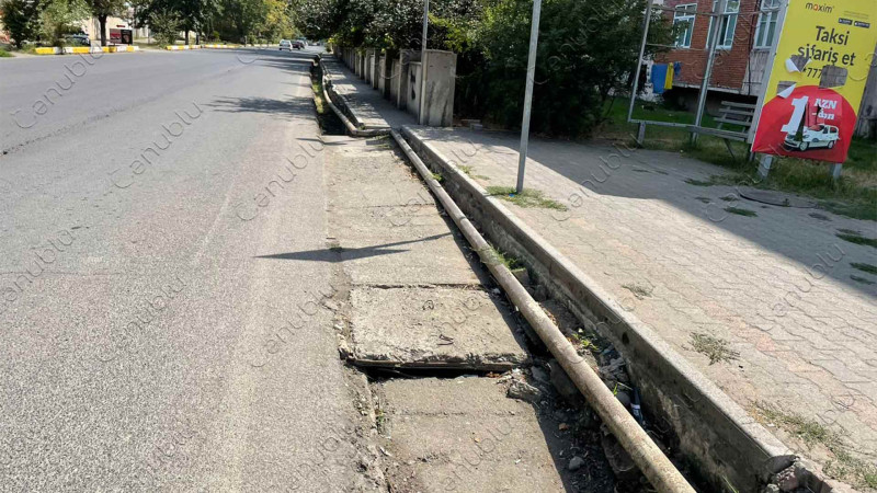 Zərifə Əliyeva küçəsində xəndəyin üstündəki beton plitələr zədələnib