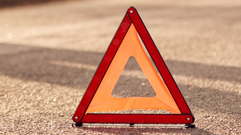 Lənkəran sakininin idarə etdiyi avtomobil beton maneəyə çırpılıb