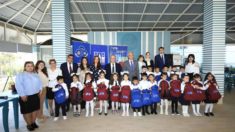 Astarada məktəblilərə hədiyyələr təqdim olunub