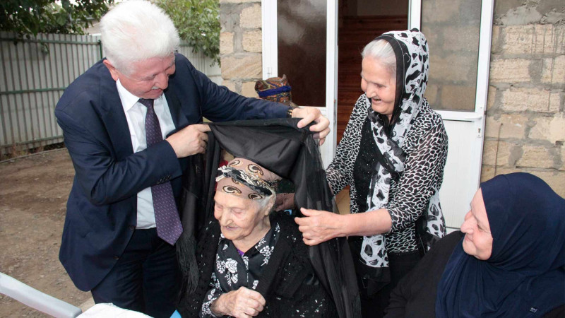 Cəlilabad: Rafiq Cəlilov 100 yaşlı sakini doğum günündə ziyarət edib