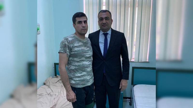 Lənkəran: yaralı hərbçimizi hospitalda icra başçısının müavini ziyarət edib