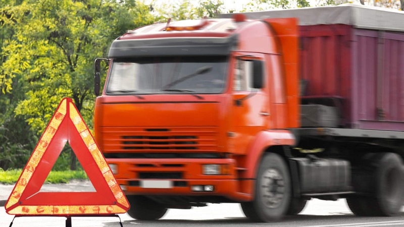 Masallı: “Kamaz” 15 yaşlı qızı vuraraq yol kənarına atıb