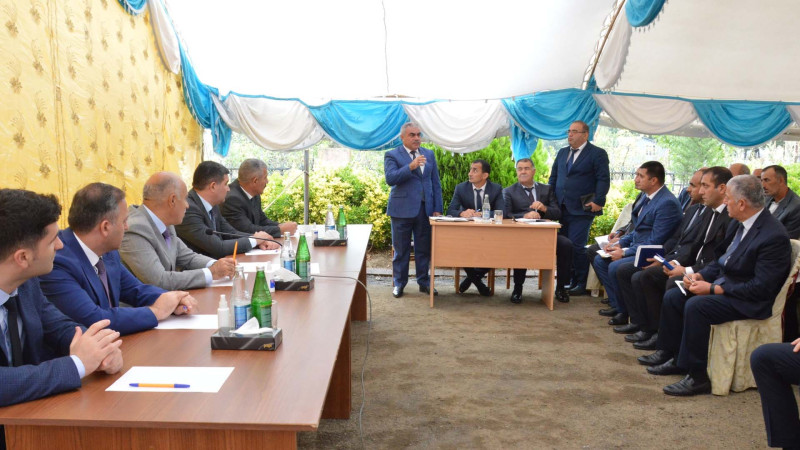 Araz Əhmədov sakinlərin qayğıları ilə maraqlanıb