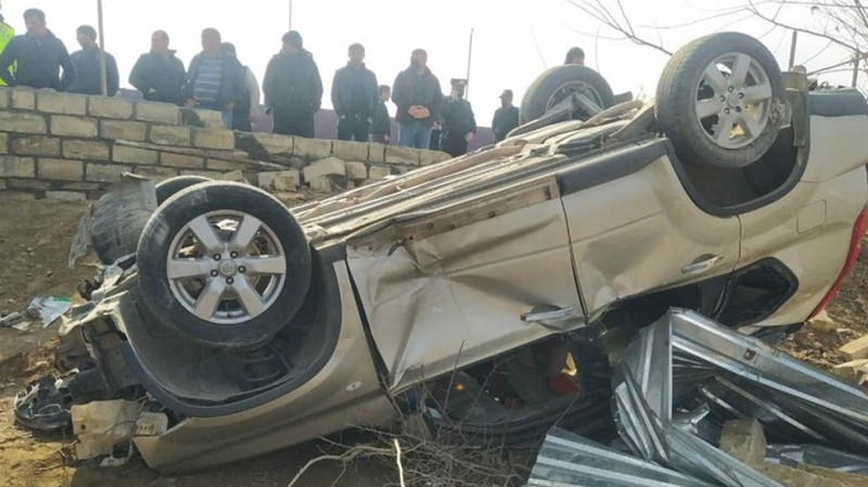 Avtomobili sərxoş vəziyyətdə idarə edən ata oğlu ilə birgə qəzaya düşüb