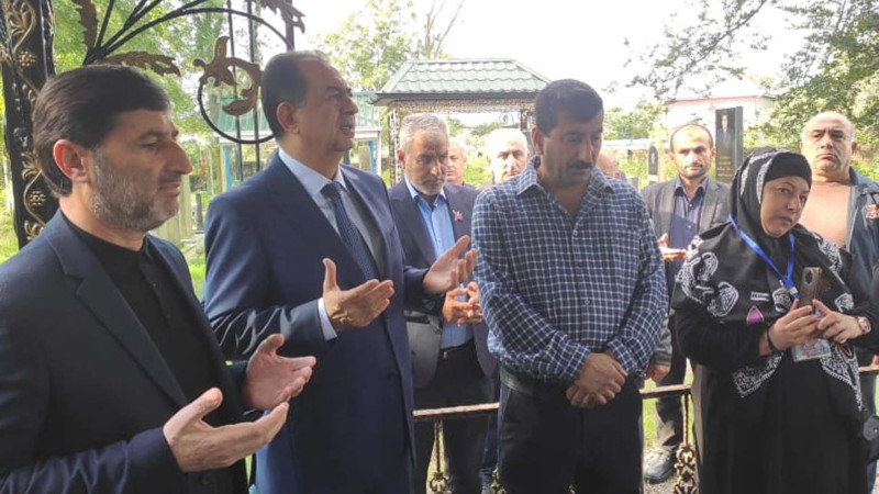 Lənkəran: icra başçısı  Elməddin Məmmədli və Murad Abbasovun məzarlarını ziyarət edib