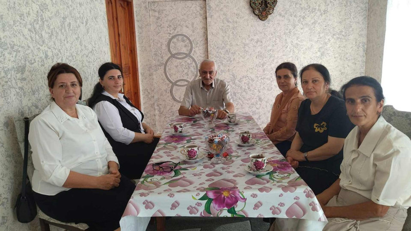 Astara: müəllimlərin peşə bayramı münasibətilə təqaüddə olan müəllim ziyarət olunub