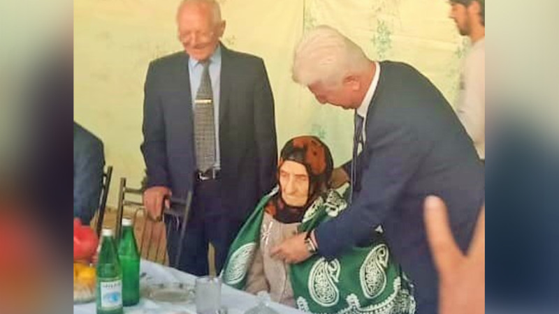 Cəlilabad: icra başçısı 100 yaşlı Ləkin kənd sakinini ziyarət edib