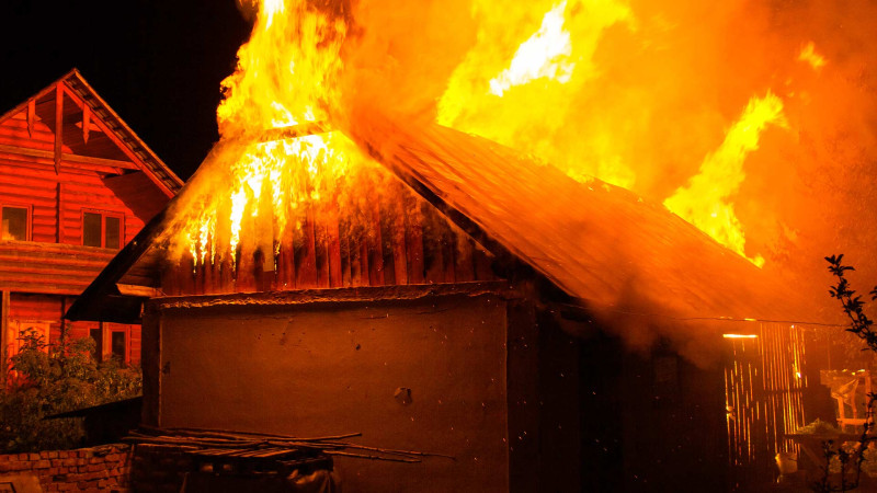 Cəlilabadda birmərtəbəli ev yanıb