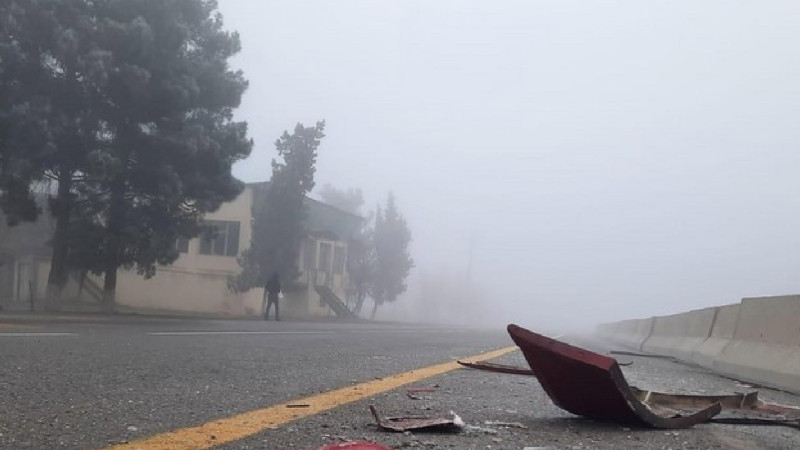 Cəlilabadda yük avtomobili yol kənarındakı maneəyə çarpılıb