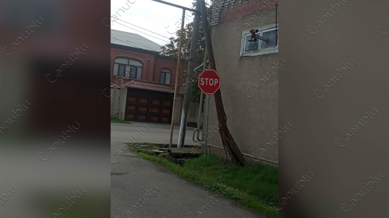 Lənkəran: dayaq üçün qoyulan dirəyin özü aşmaq üzrədir