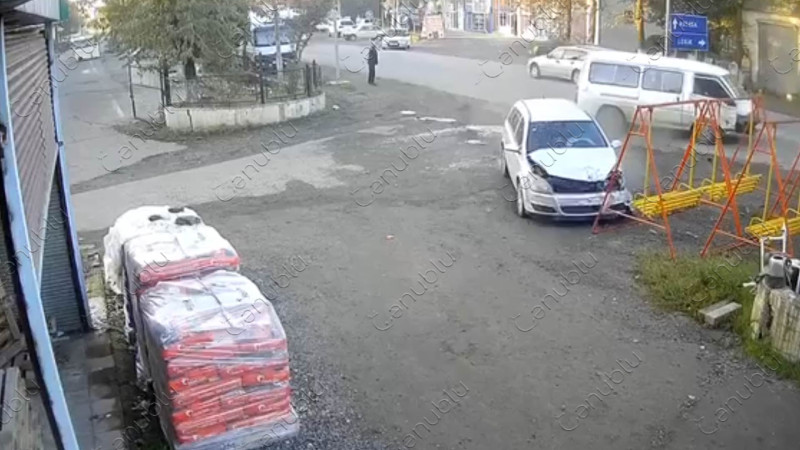 Lənkəranda qəza baş verib: mikroavtobusla avtomobil toqquşub