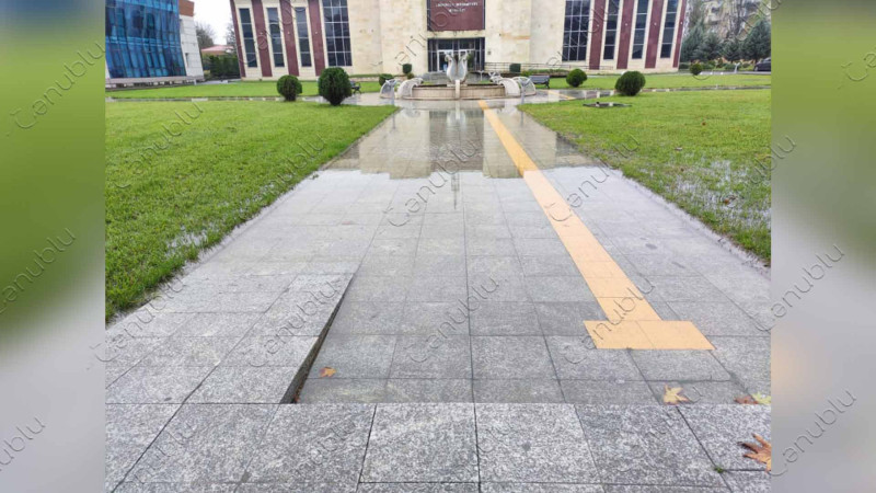 Lənkəran Şəhər Mədəniyyət Mərkəzinin qarşısı su içindədir