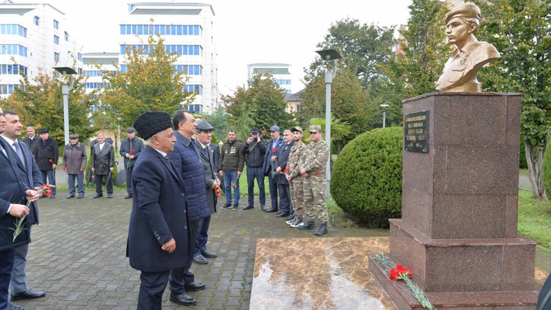 Lənkəran: icra başçısı Milli Qəhrəman Əsgər Əliyevin abidəsini ziyarət edib