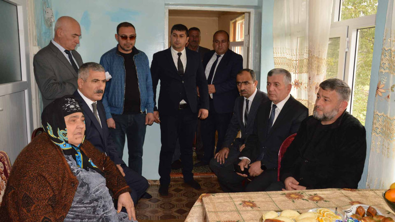Masallı: icra başçısı şəhidimizin yataq xəstəsi olan anasını ziyarət edib