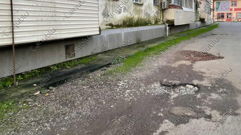 Lənkəran: bu küçənin çuxurları digər küçənin tıxacına səbəb olur