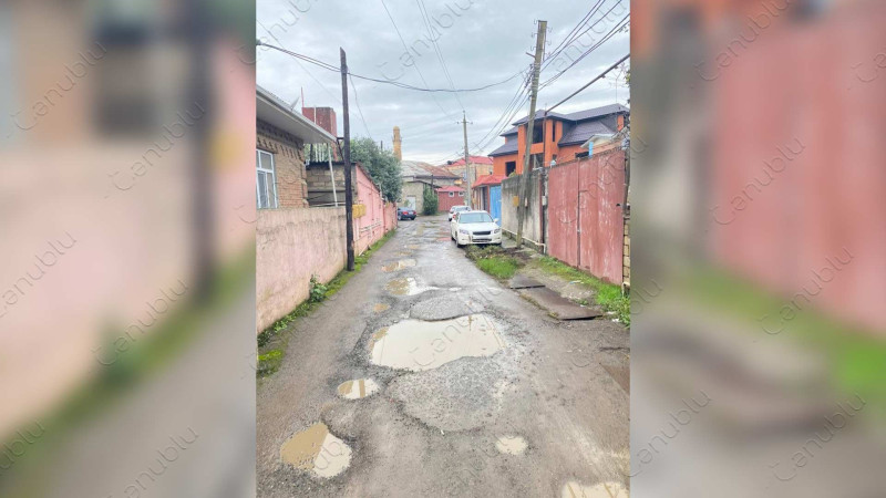 22 ailənin yaşadığı Müzəffər Nəsirli küçəsinin yolu sakinləri narahat edir