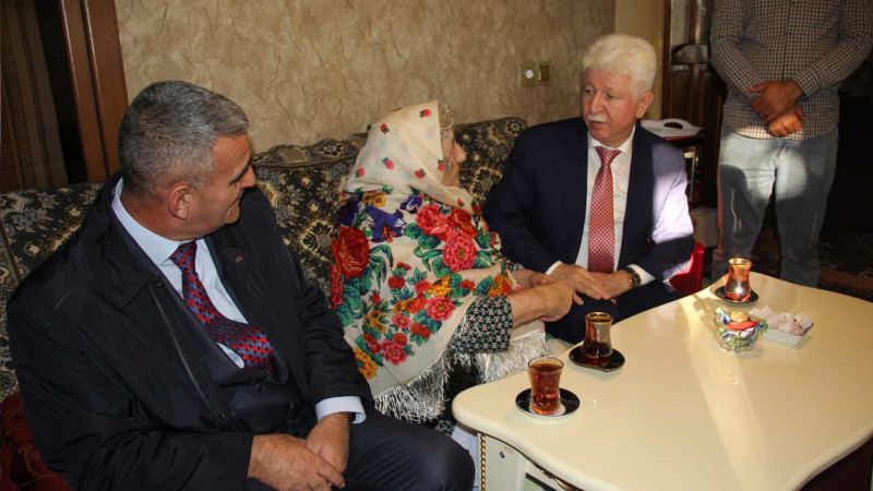 Cəlilabad: icra başçısı 85 yaşlı şəhid anasını ziyarət edib