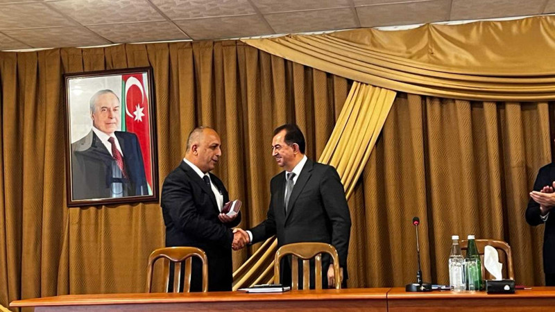 İlham Əliyev İcra Hakimiyyətinin nümayəndəsini mükafatlandırıb