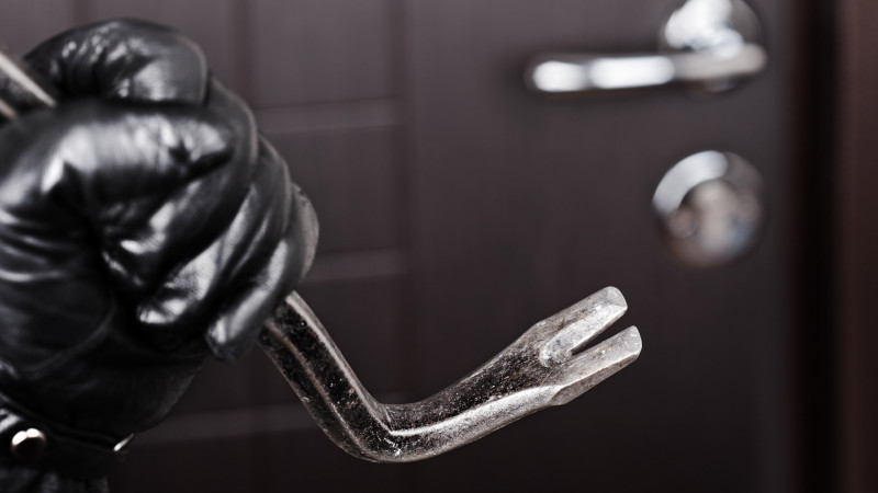 Astara sakini paytaxt ərazisində yerləşən evlərin birindən oğurluq edib