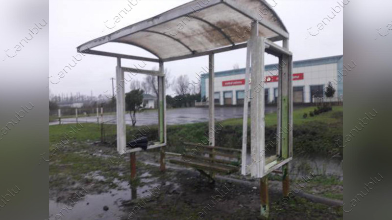 Göyşaban yolunda yerləşən dayanacaq istifadəyə yararsızdır