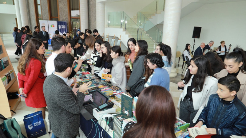Lənkəranda kitab sərgisi: məşhur yazıçılarla imza saatları təşkil olunub