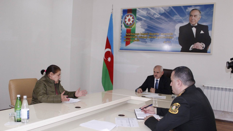 Səfərbərlik və Hərbi Xidmətə Çağırış üzrə Dövlət Xidmətinin rəisi sakinləri qəbul edib