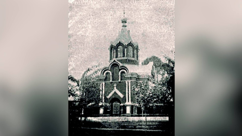 Görünüşü unudulmuş kazarmanı xatırladan, dağıdılmış Sara yarımadasındakı rus kilsəsi