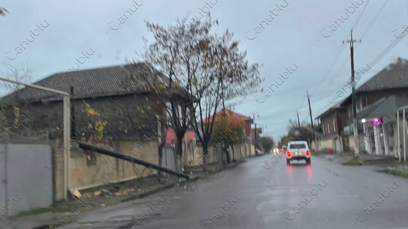 Lənkəranda işıq dirəyi aşıb