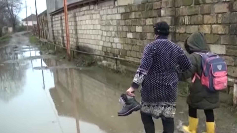 Astara rayonunda 10 gün öncə yağan yağışlar Şahağacı kəndini iflic edib