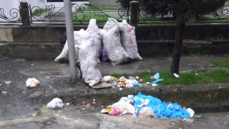 Lənkəran: daşınmayan zibillər xəndəklərə tökülüb