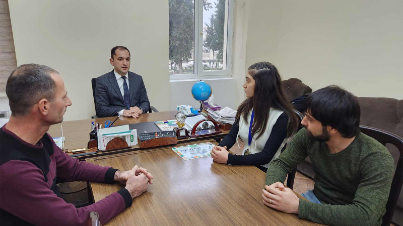 Azərbaycan ikincisi olmuş boksçu qız idman idarəsinin rəisi ilə görüşüb