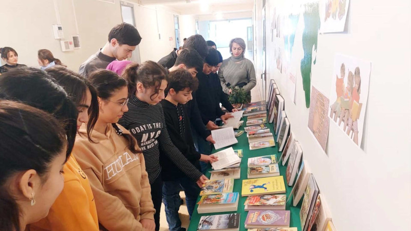 İsveçrədə yaşayan soydaşımız cənub məktəblərinə kitablar hədiyyə edib