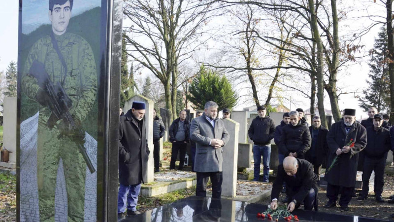 Araz Əhmədov şəhidin məzarını ziyarət edib