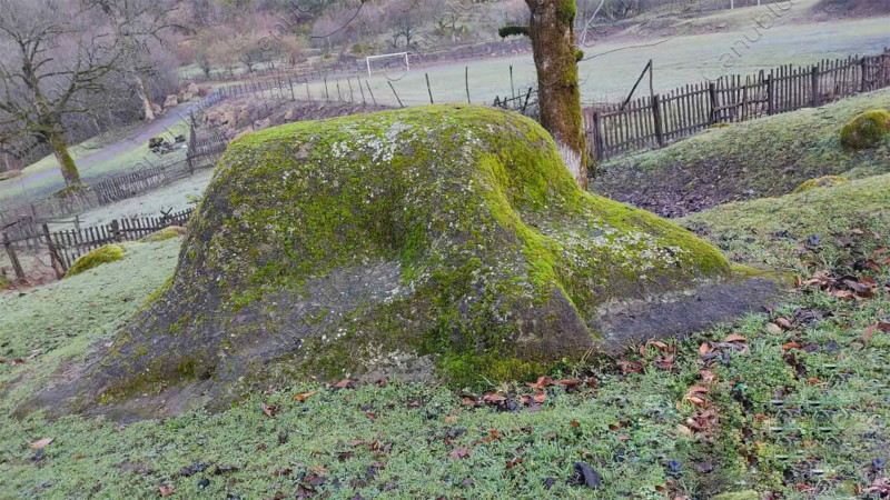 Sım kəndinin “Padşah taxtı” adlı daşı