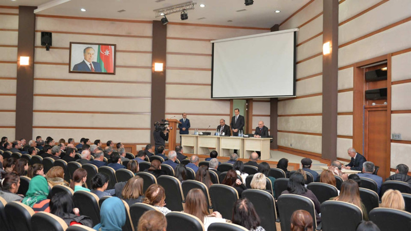 Lənkəran şəhər icra başçısı sakinləri qəbul edib