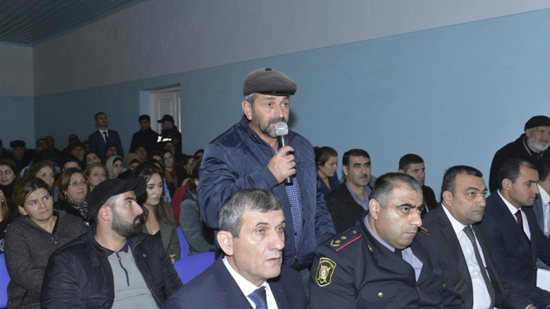 Lənkəran icra başçısı sakinləri qəbul edib