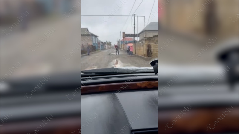 Cəlilabadda şagirdlər məktəbə bu yol ilə gedirlər