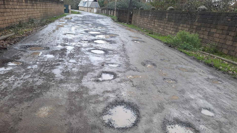 Lənkəran: Xarxatan kəndinin dəlmə-deşik yolları sakinləri narahat edir