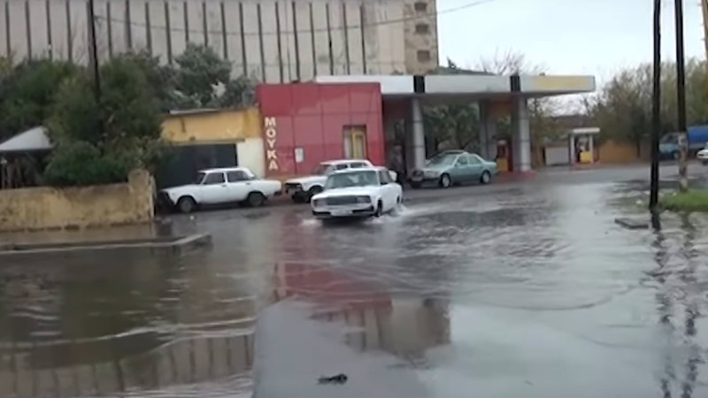 Lənkəranda yağan yağışlar, su ilə dolan yollar…