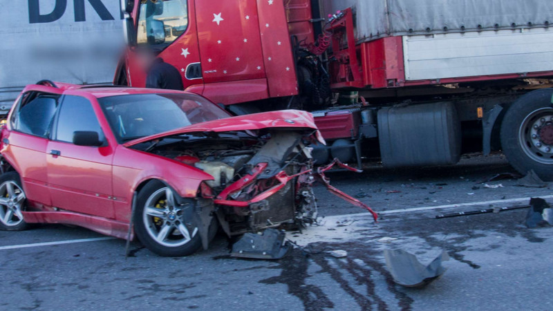 Masallıda minik avtomobili yük maşını ilə toqquşub